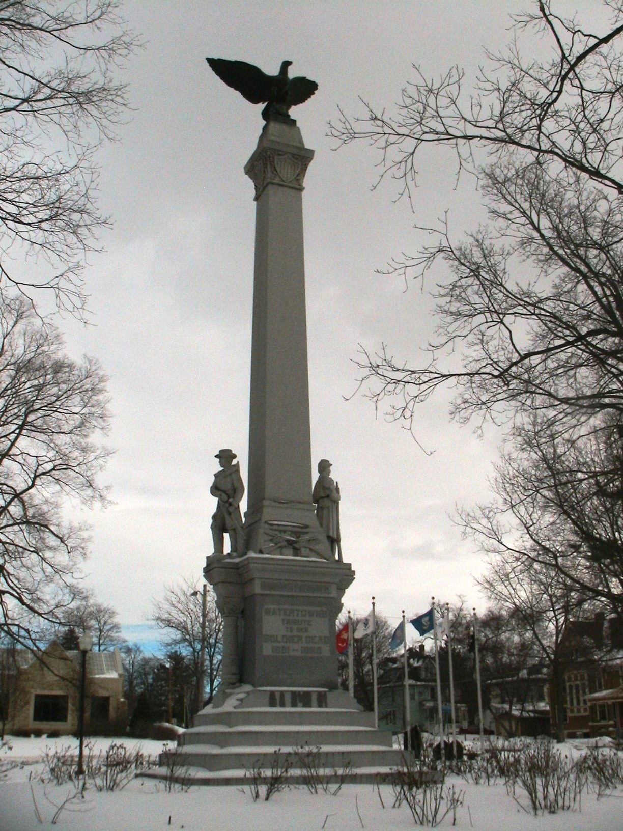 A monument with two statues on top of it.