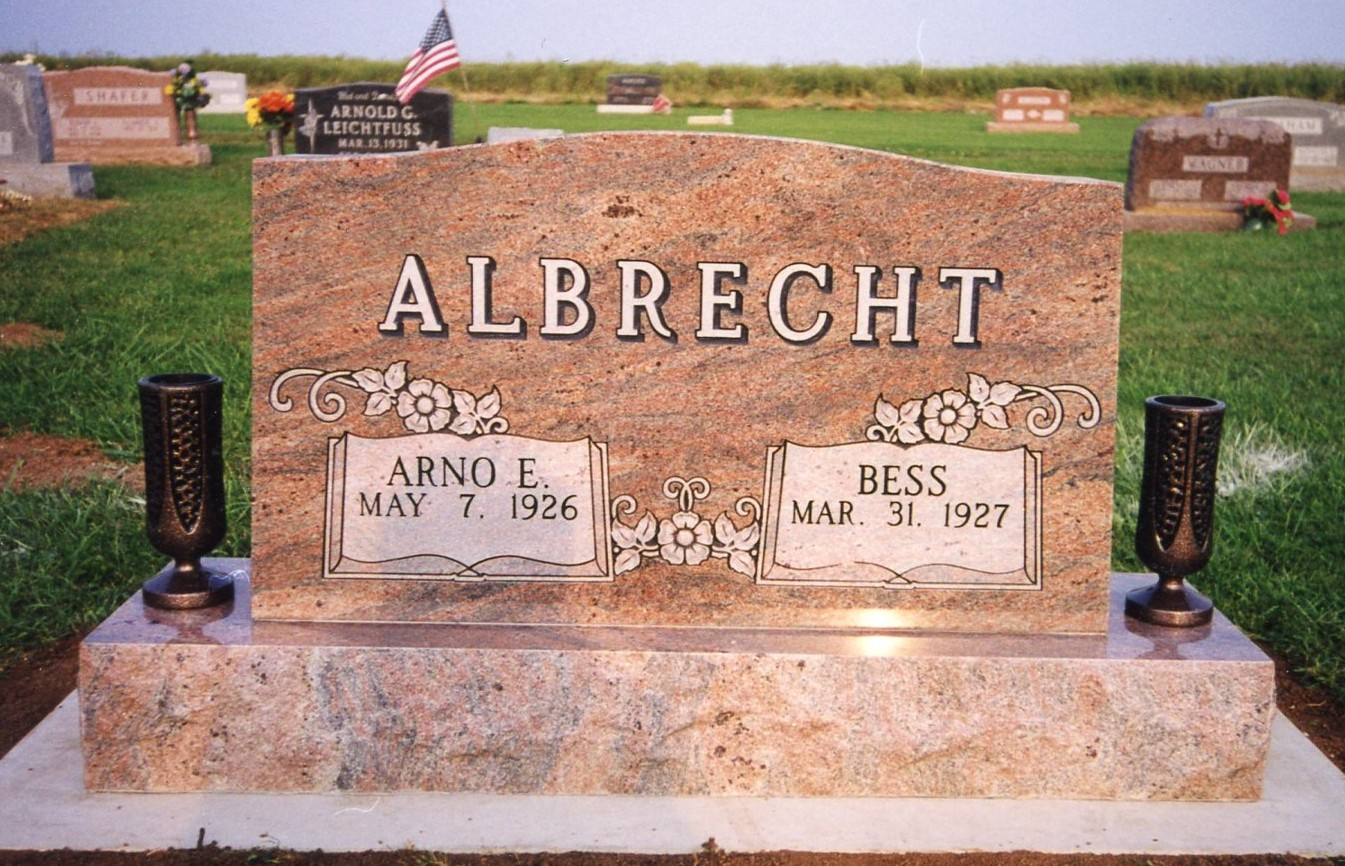 A stone monument with the name of arno and bess albrecht.